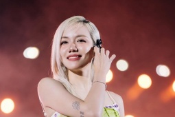 "Mỹ nhân tóc bạc" đẹp nhất nhì showbiz, mặc gì cũng khoe được sắc vóc như búp bê