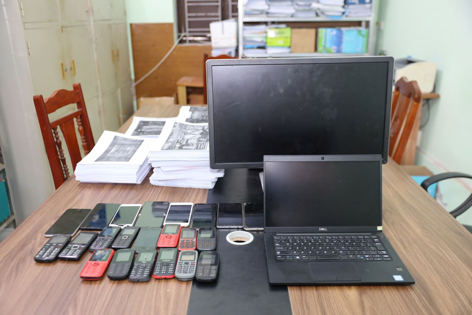 Đối tượng có 2 lệnh truy nã đặc biệt, cầm đầu nhóm tội phạm chuyên lừa đảo và đánh bạc quy mô 9.300 tỉ  - Ảnh 3.