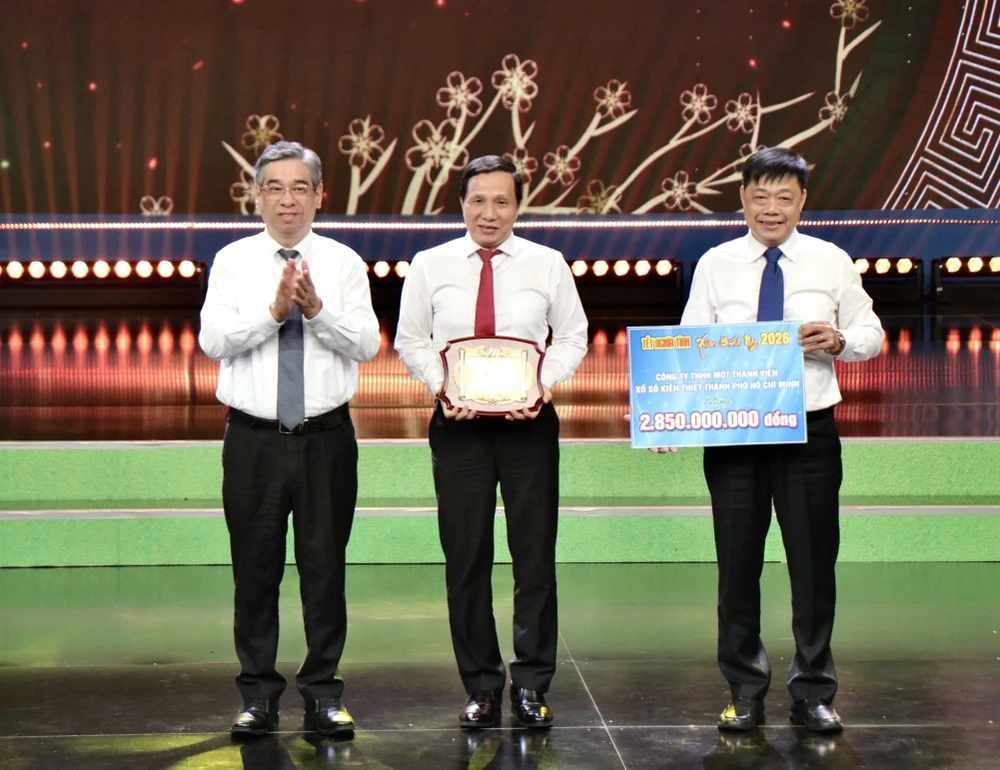 Chủ tịch Ủy ban MTTQ Việt Nam TP.HCM Nguyễn Phước Lộc và đại diện Hội Nông dân TP.HCM tiếp nhận hỗ trợ từ doanh nghiệp. Ảnh: HẢI NHI chăm lo Tết (1).jpg