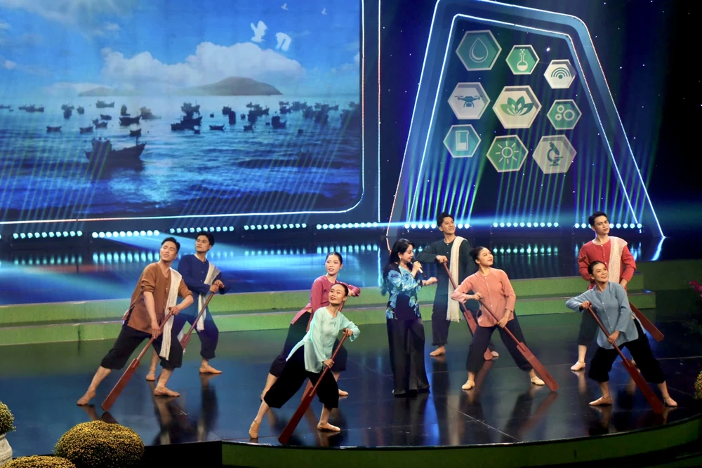 Tiết mục “Bài ca tôm cá” qua giọng ca của ca sỹ Ngọc Ánh. Ảnh: HẢI NHI chăm lo Tết (4).jpg