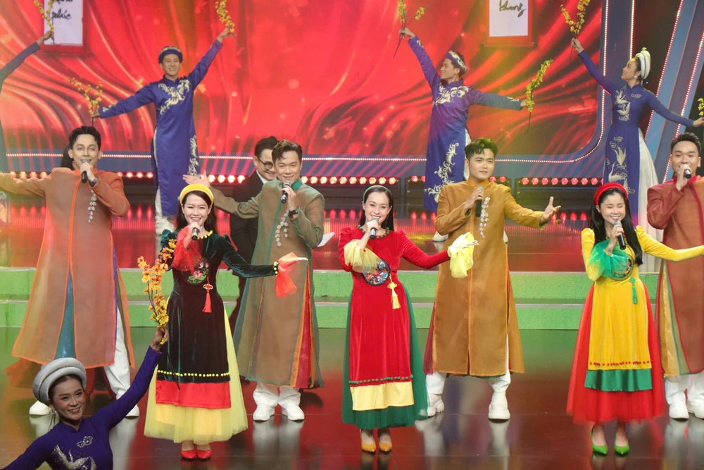 Ca khúc “Xuân quê tôi” do nhóm Mắt Ngọc và nhóm 135 trình bày. Ảnh: HẢI NHI chăm lo Tết (2).jpg