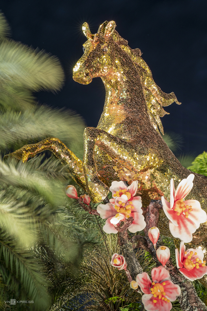 Ngựa Vàng trong tư thế tiến bước. Ảnh: Nguyễn Đông