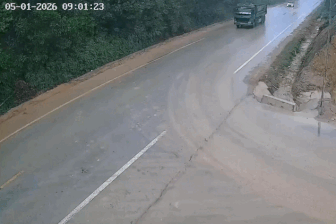 Mỗi ngày người Việt đăng ký mới hơn 1.700 ô tô và gần 9.000 xe máy 8 Xe đầu kéo lật nghiêng, thùng container đổ ập vào ô tô con