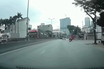 Mỗi ngày người Việt đăng ký mới hơn 1.700 ô tô và gần 9.000 xe máy 13 Xe máy loạng choạng ngã lao sang làn ô tô sau một va chạm nhẹ