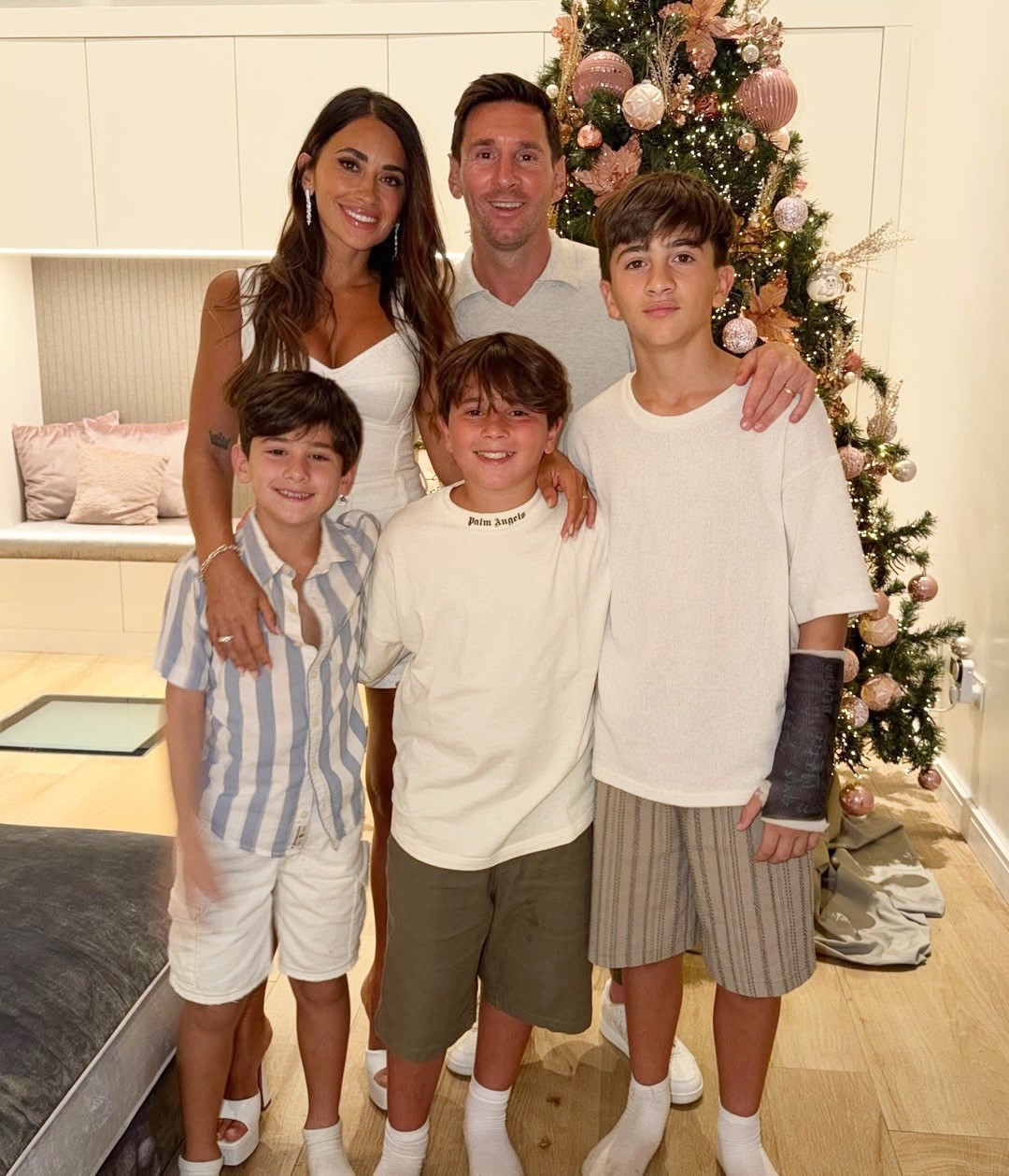 Váy áo tôn chiều cao 1,57 m của vợ Messi - 2