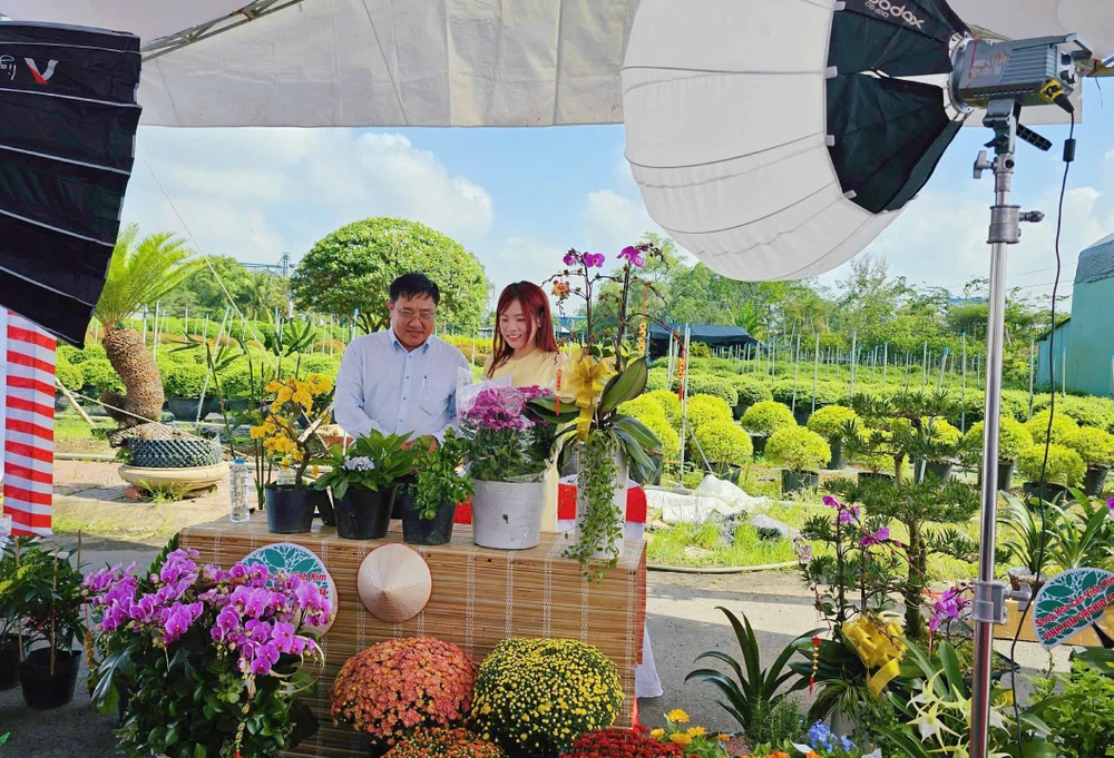 Ông Đặng Văn Tuấn, Phó giám đốc Sở Công Thương tỉnh Đồng Tháp tham gia phiên livestream cùng nhà sáng tạo nội dung Ngọc Kem. Ảnh: THU HÀ livestream_PGDSCT.jpg