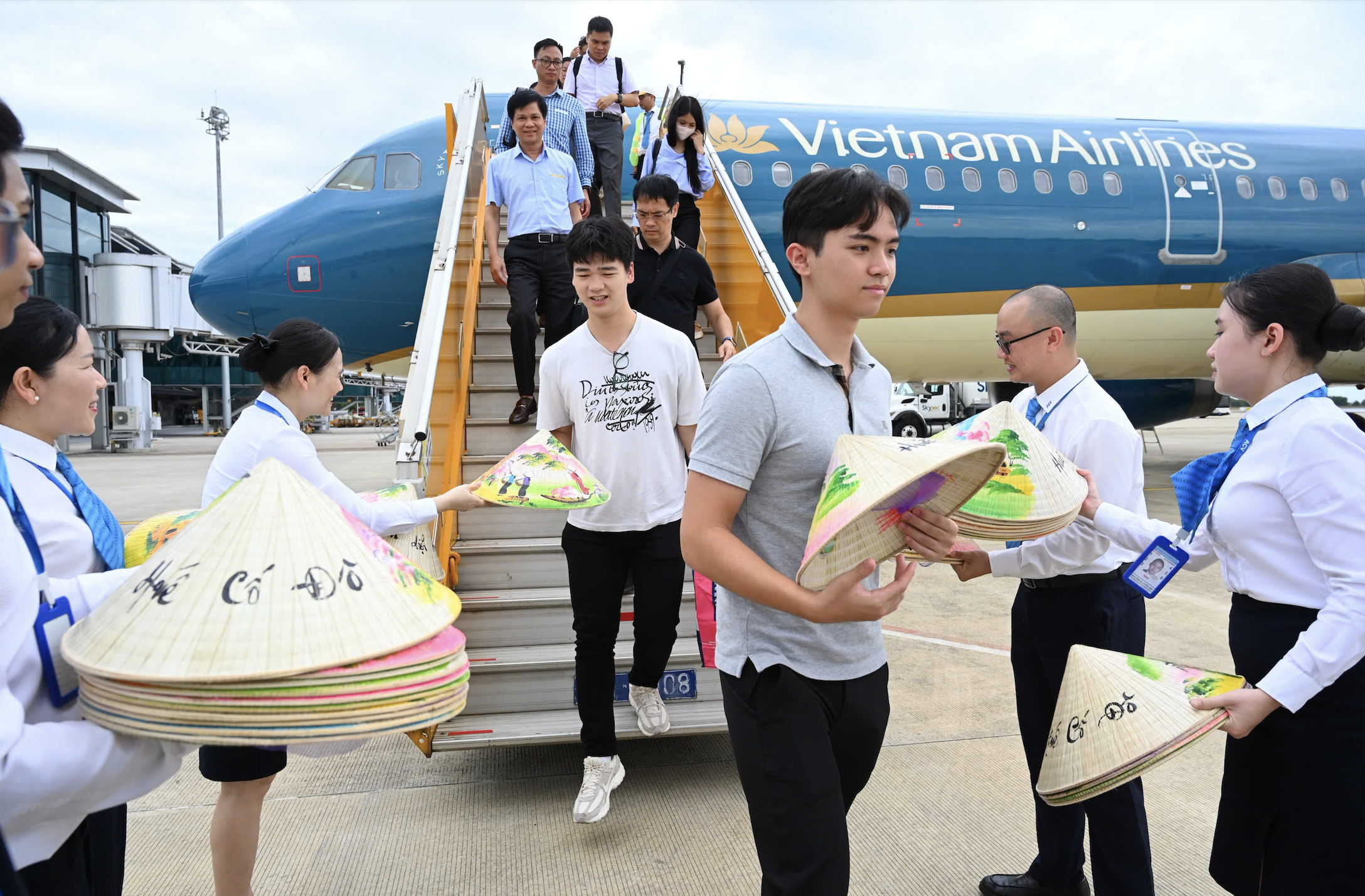 Vị khách đặc biệt thứ 350 triệu của Vietnam Airlines nhận quà 