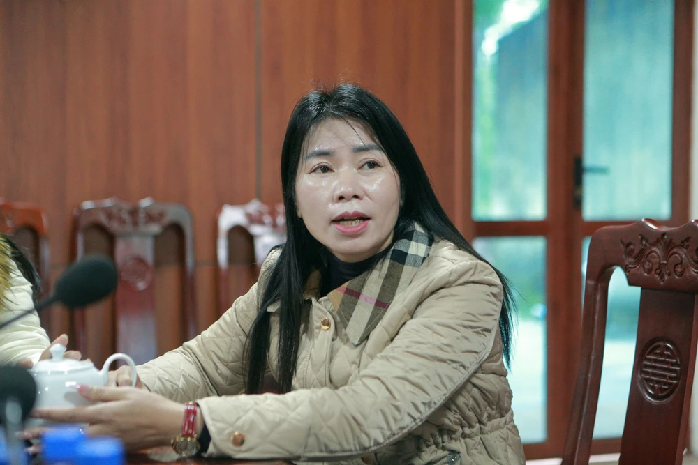 Chị Lê Thị Loan, hướng dẫn viên tại di tích Lam Kinh chia sẻ về những khó khăn trong quá trình thuyết minh. Ảnh: ĐẶNG TRUNG Hướng dẫn viên Di tích Quốc gia đặc biệt Lam Kinh 2.JPG