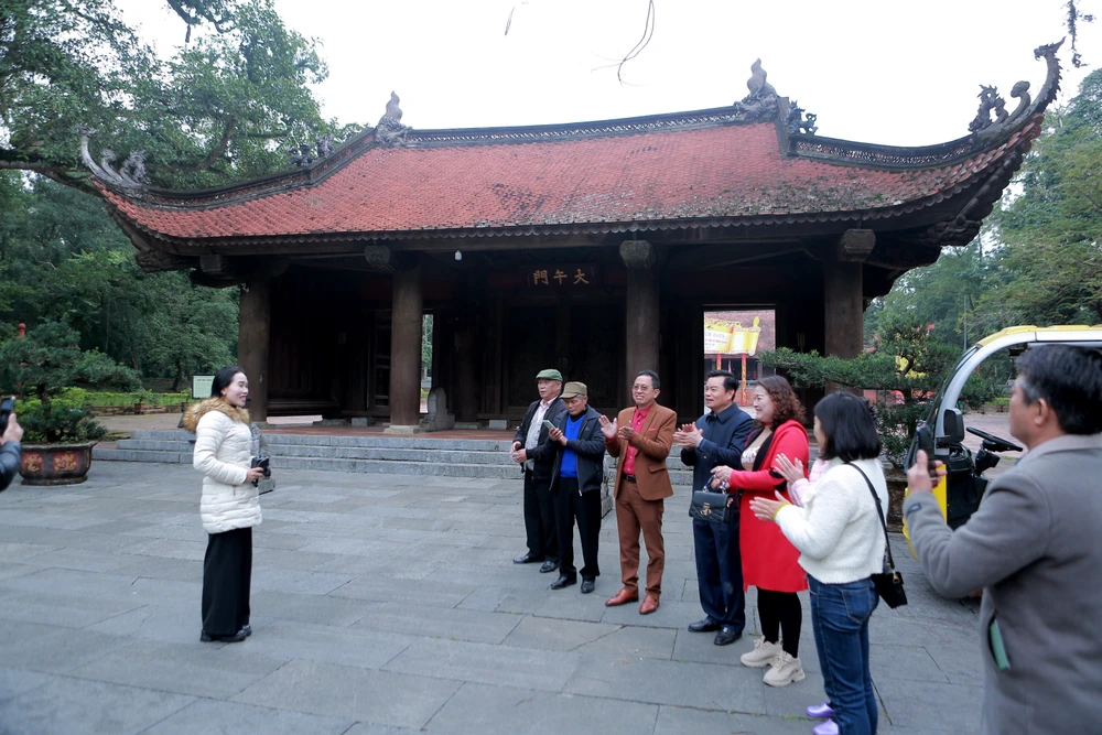 Hướng dẫn viên Lê Thị Thức thuyết minh trước đoàn khách tham quan đến từ Hưng Yên tại di tích Lam Kinh chiều 6-1. Ảnh: ĐẶNG TRUNG Lam Kinh – dấu ấn Tây Kinh giữa đại ngàn xứ Thanh-.JPG