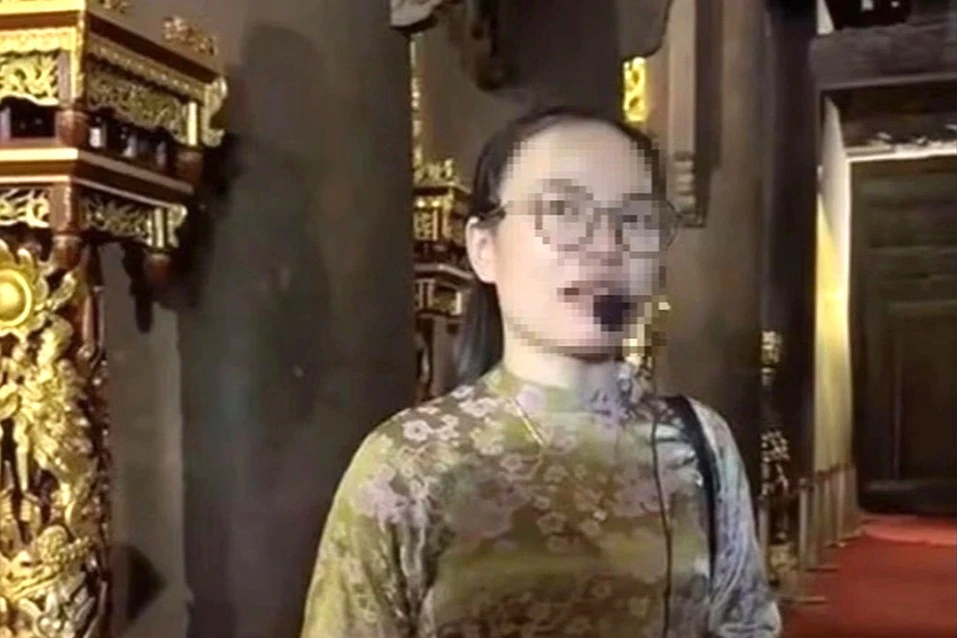 Hướng dẫn viên Trịnh Thị Phương. Ảnh: Cắt ra từ clip Nữ hướng dẫn viên.jpg