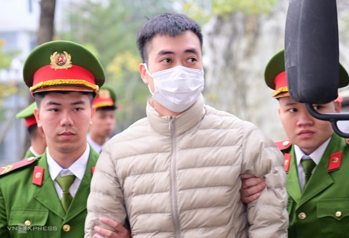 Chủ tịch HĐQT Công ty Z Holding Hoàng Quang Thịnh bị áp giải tới tòa. Ảnh: Phạm Dự