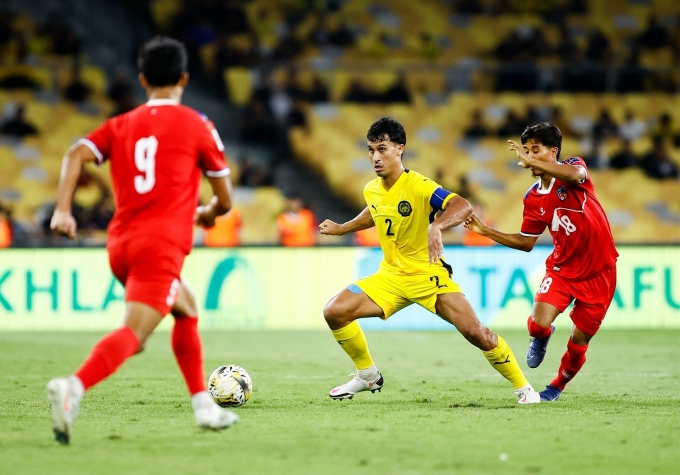 Malaysia (áo vàng) thắng Nepal 1-0 ở lượt năm bảng F vòng loại cuối Asian Cup 2027 trên sân Bukit Jalil ở Kuala Lumpur, Malaysia ngày 18/11/2025. Ảnh: MalaysiaNT