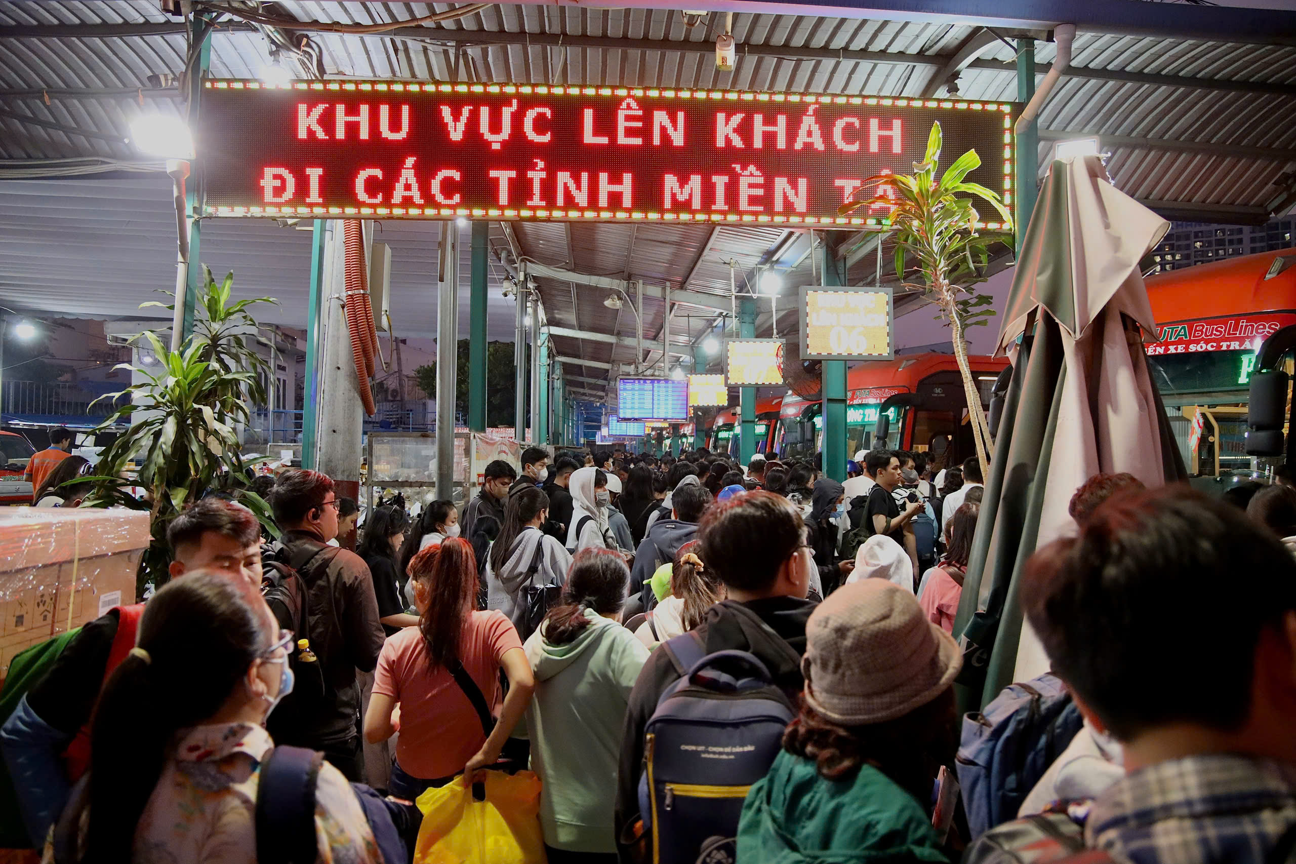 TPHCM lên kịch bản phục vụ hàng triệu lượt khách dịp Tết - Ảnh 4.