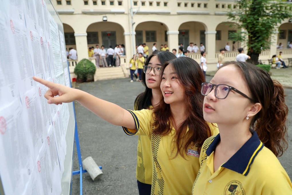 Bỏ bằng tốt nghiệp THCS, học sinh cả nước dùng 1 bộ SGK và được miễn phí - 2