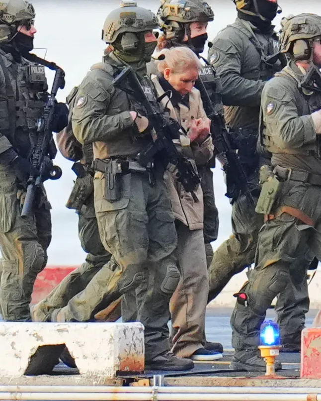 Bà Flores với vết thương trên trán khi được áp giải khỏi trực thăng tới tòa án ở New York ngày 5/1. Ảnh: 2026 XNY/Star Max