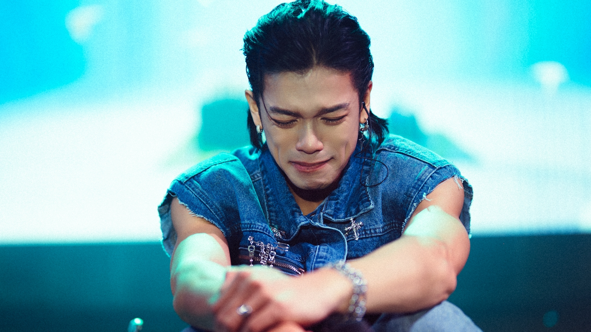 Trọng Hiếu khóc khi hát "Máy bay giấy"