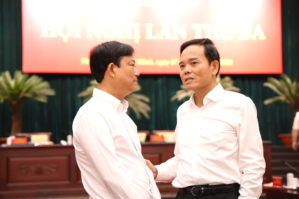 Bí thư Thành ủy TP.HCM Trần Lưu Quang trao đổi với Chủ tịch HĐND TP.HCM Võ Văn Minh. Ảnh: LÊ THOA ban-chap-hanh-dang-bo-tp.hcm-1.JPG
