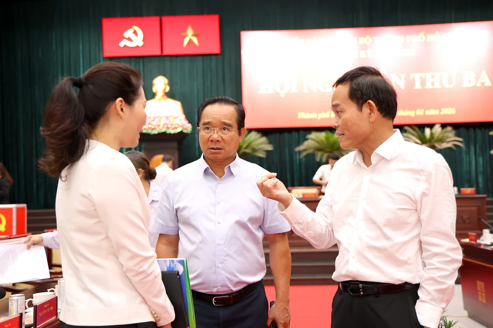 Bí thư Thành ủy TP.HCM Trần Lưu Quang, Chủ tịch UBND TP.HCM Nguyễn Văn Được trao đổi với đại biểu bên lề hội nghị. Ảnh: LÊ THOA ban-chap-hanh-dang-bo-tp.hcm-2.JPG