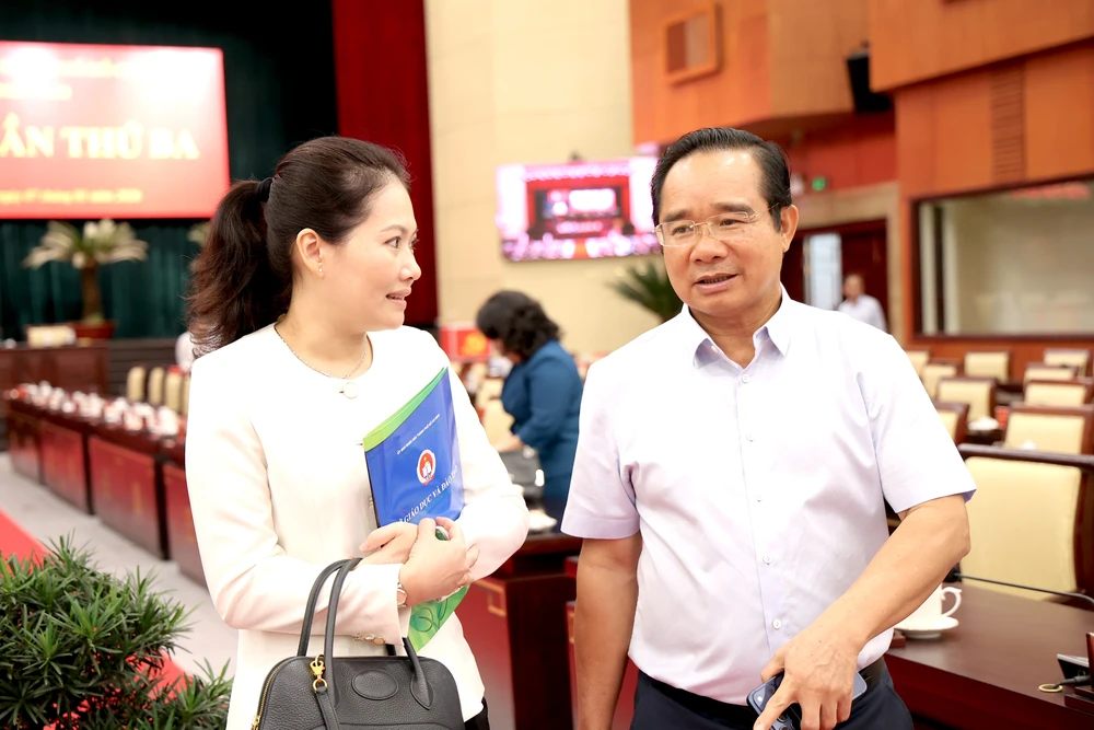 Chủ tịch UBND TP.HCM Nguyễn Văn Được trao đổi đại biểu. Ảnh: LÊ THOA ban-chap-hanh-dang-bo-tp.hcm-3.JPG