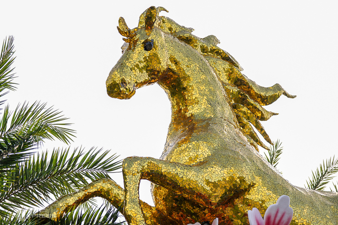Thân ngựa được ghép từ 150.000 mảnh alu vàng. Ảnh: Nguyễn Đông