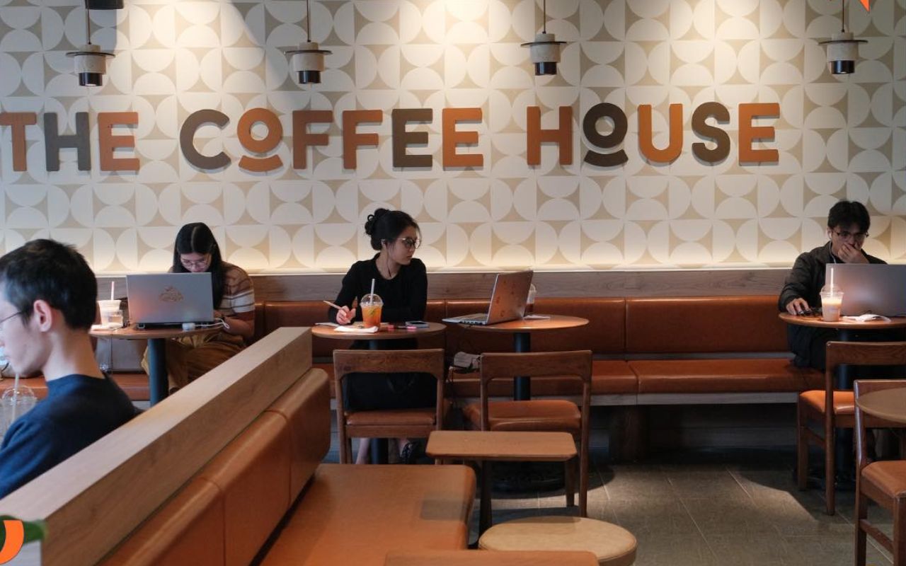 Đi cà phê một mình với nhiều tài sản giá trị thì phải xoay xở sao khi cần đi vệ sinh?- Ảnh 2.