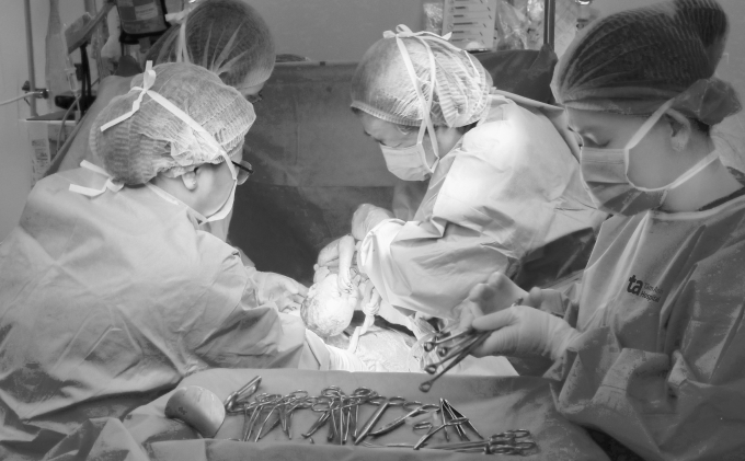 Bác sĩ Mỹ Nhi mổ lấy thai cho chị Tình, bé chào đời an toàn. Ảnh: Trung Vũ