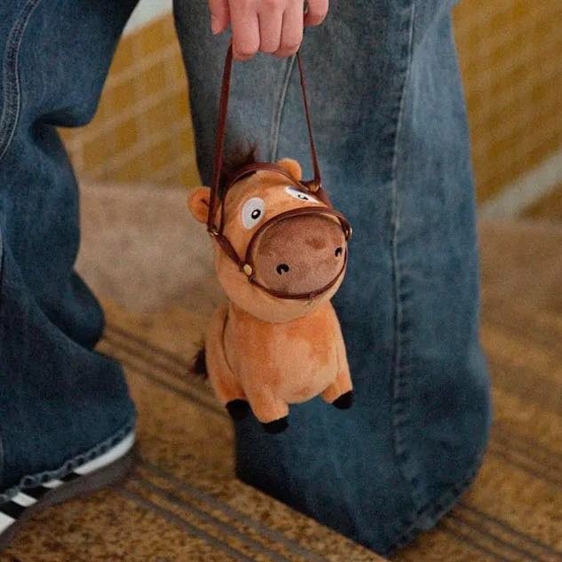 Thú nhồi bông Mã Tiểu Dã trở thành món đồ chơi yêu thích của giới trẻ. Ảnh: Sun Wolf Studio