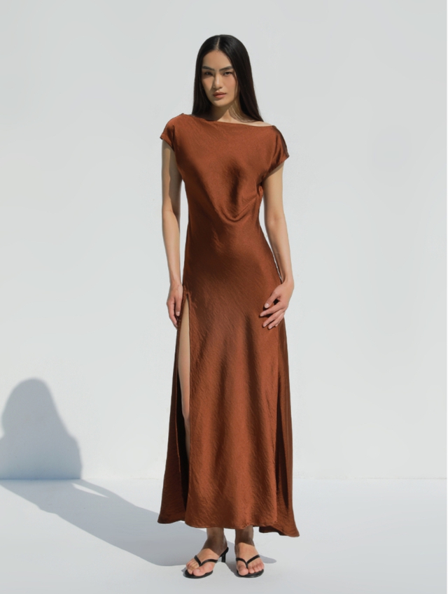 Đầm xẻ tà, ‘vũ khí’ giúp nàng tự tin khoe chân thon trong những bữa tiệc - Ảnh 3.