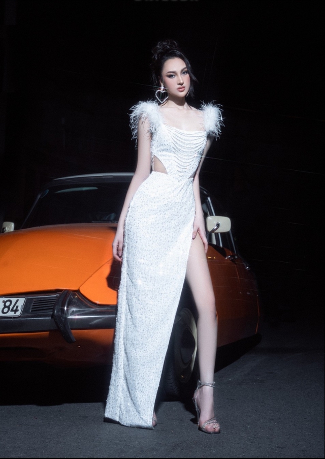 Đầm xẻ tà, ‘vũ khí’ giúp nàng tự tin khoe chân thon trong những bữa tiệc - Ảnh 4.