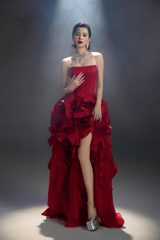 Đầm xẻ tà, ‘vũ khí’ giúp nàng tự tin khoe chân thon trong những bữa tiệc - Ảnh 7.