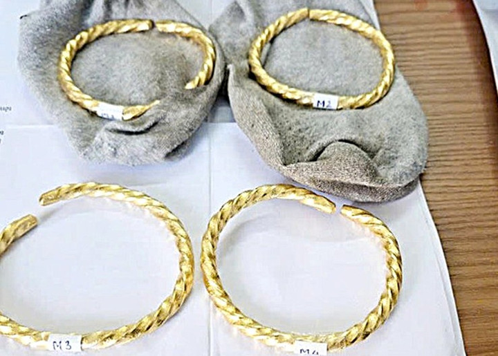 Nhét vàng vào tất, áo khoác để qua cửa khẩu, người phụ nữ sa lưới- Ảnh 2.