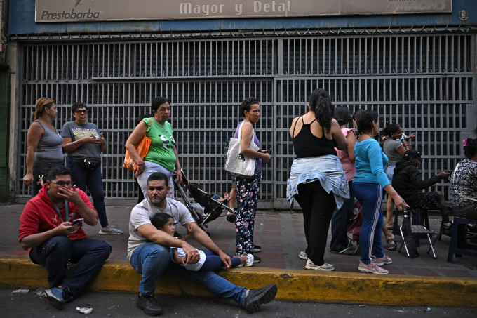 Người dân xếp hàng mua đồ tích trữ ở thủ đô Caracas, Venezuela, hôm 3/1, sau cuộc đột kích của Mỹ. Ảnh: AFP