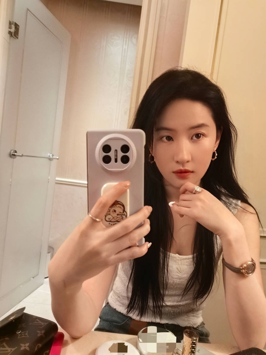 Khó tin nổi đây là gương mặt thật của Lưu Diệc Phi- Ảnh 4. Khó tin nổi đây là gương mặt thật của Lưu Diệc Phi- Ảnh 4.