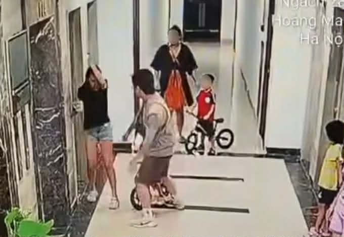 Người đàn ông hành hung cô gái tại sảnh chung cư ở Hà Nội nói vì bị vợ mắng, thương vợ trầm cảm- Ảnh 2.