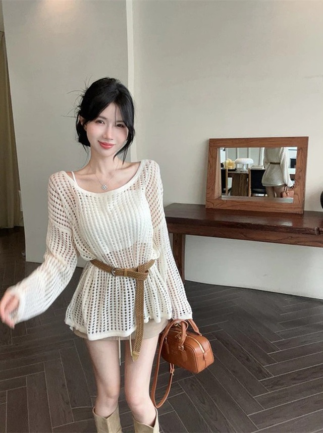 Diện áo lưới cùng chân váy, 'phá cách' nhẹ nhàng cho ngày xuống phố 3 Diện áo lưới cùng chân váy, 'phá cách' nhẹ nhàng cho ngày xuống phố - Ảnh 3.