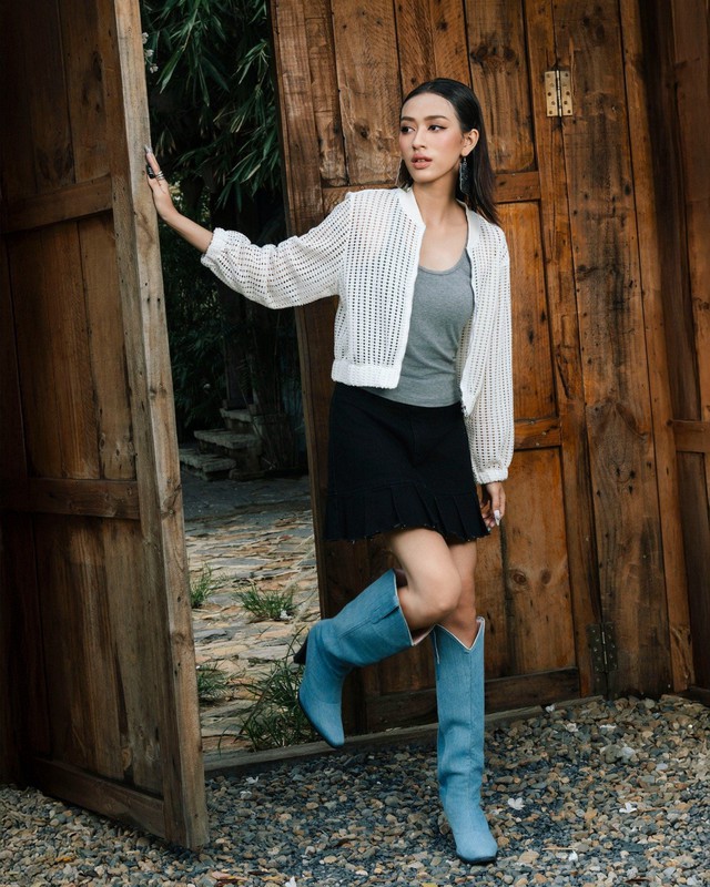 Diện áo lưới cùng chân váy, 'phá cách' nhẹ nhàng cho ngày xuống phố 2 Diện áo lưới cùng chân váy, 'phá cách' nhẹ nhàng cho ngày xuống phố - Ảnh 2.