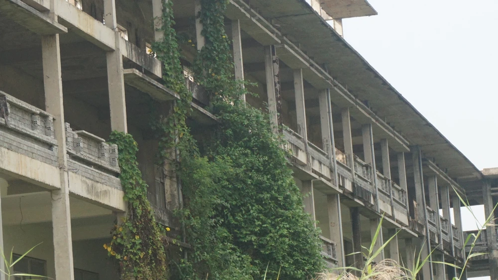 Dự án xây dựng mới Trường THCS Hiệp Bình Phước đang tạm ngưng thi công. Ảnh: NGUYỄN QUYÊN hoc-3-ca-4.JPG