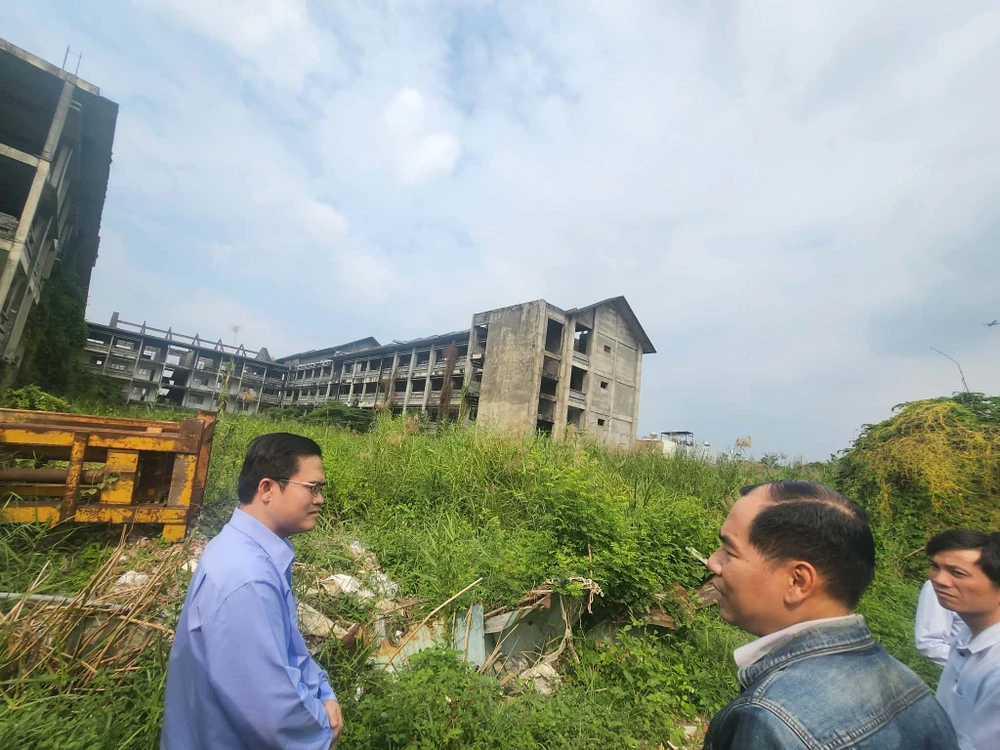 Ông Cao Thanh Bình, Trưởng ban Văn hoá - Xã hội, HĐND TP.HCM (bìa trái) đã tới khảo sát thực tế dự án, tìm hiểu nguyên nhân và chỉ đạo phải tiếp tục triển khai sau khi những vướng mắc đã được tháo gỡ. Ảnh: NGUYỄN QUYÊN HOC-3-CA-7.jpg