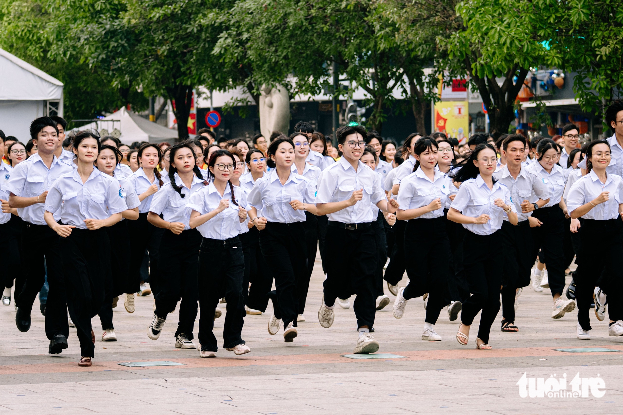 2.000 sinh viên TP.HCM đồng diễn 'Khát vọng vươn mình' - Ảnh 4.