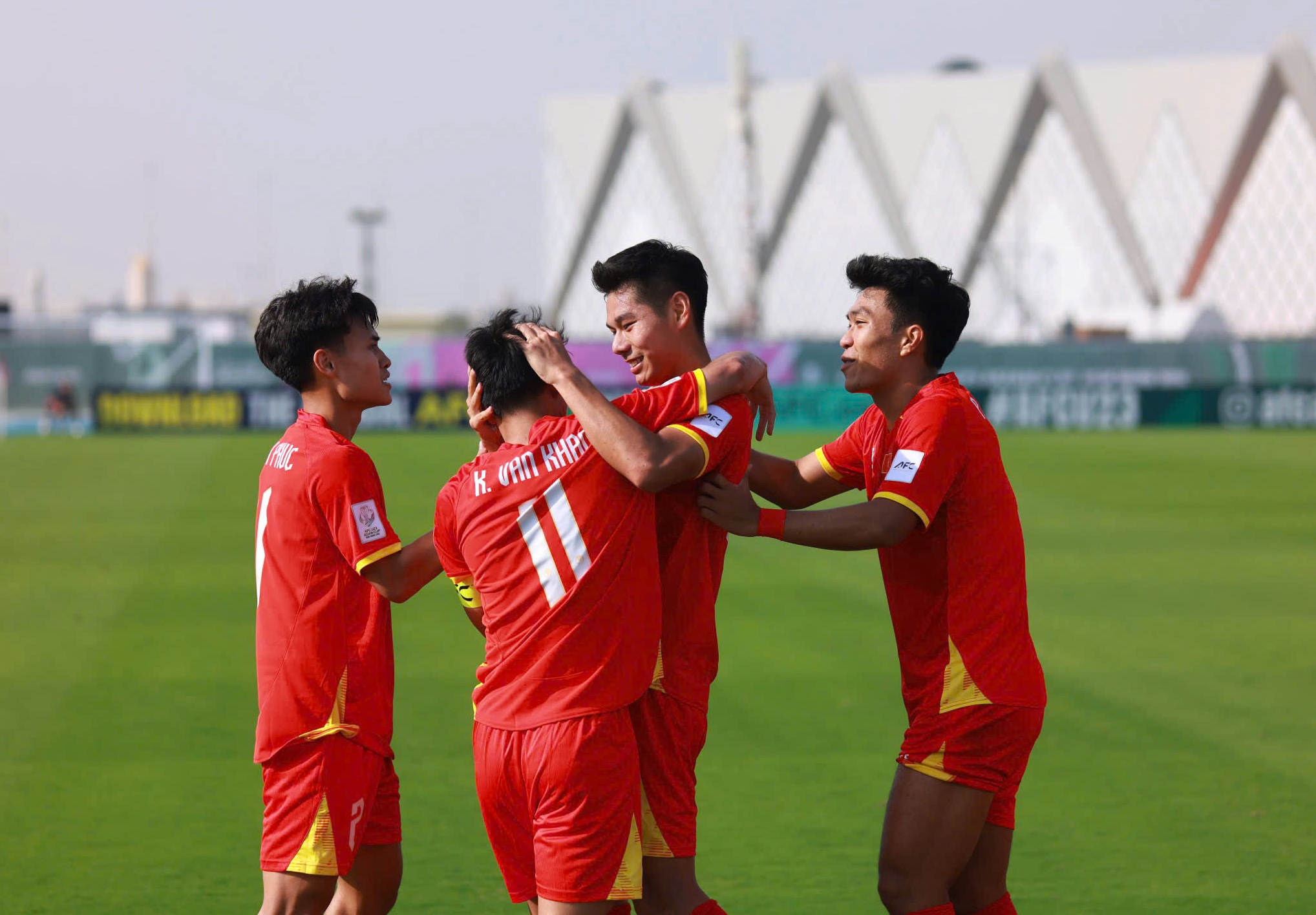 U.23 Việt Nam trở lại mặt đất khẩn, U.23 Kyrgyzstan không còn gì để mất đáng gờm... - Ảnh 2.