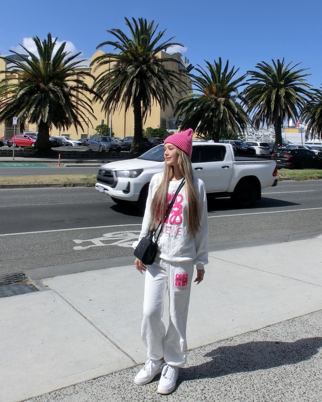 Mũ beanie và áo trắng: sự kết hợp ‘ngỡ không hợp mà hợp không tưởng’ - Ảnh 2.