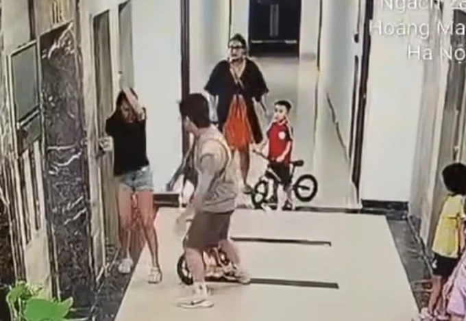 Sự việc được camera ở chung cư ghi lại. Ảnh:Cắt từ video