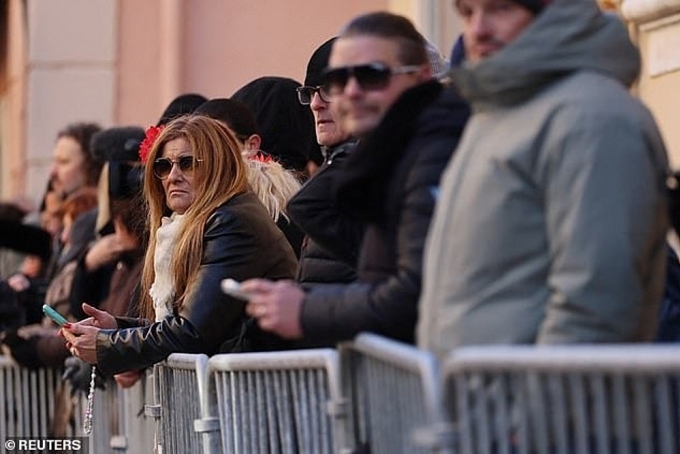 Fan đứng bên ngoài khu vực tổ chức tang lễ. Ảnh: Reuters