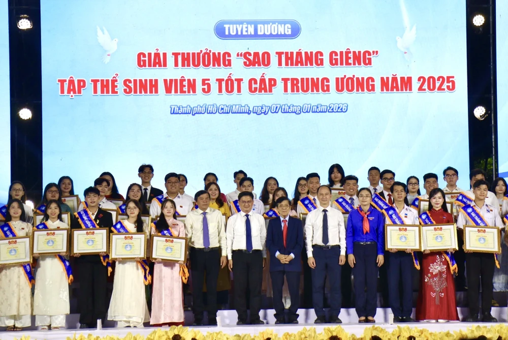 Lãnh đạo thành phố trao Giải thưởng Sao Tháng Giêng tập thể "Sinh viên 5 tốt" cấp Trung ương. Ảnh: HẢI NHI tuổi trẻ (4).jpg