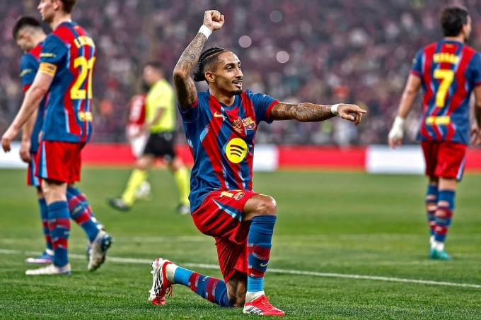 Raphinha mừng bàn nâng tỷ số lên 4-0 cho Barca. Ảnh: AS