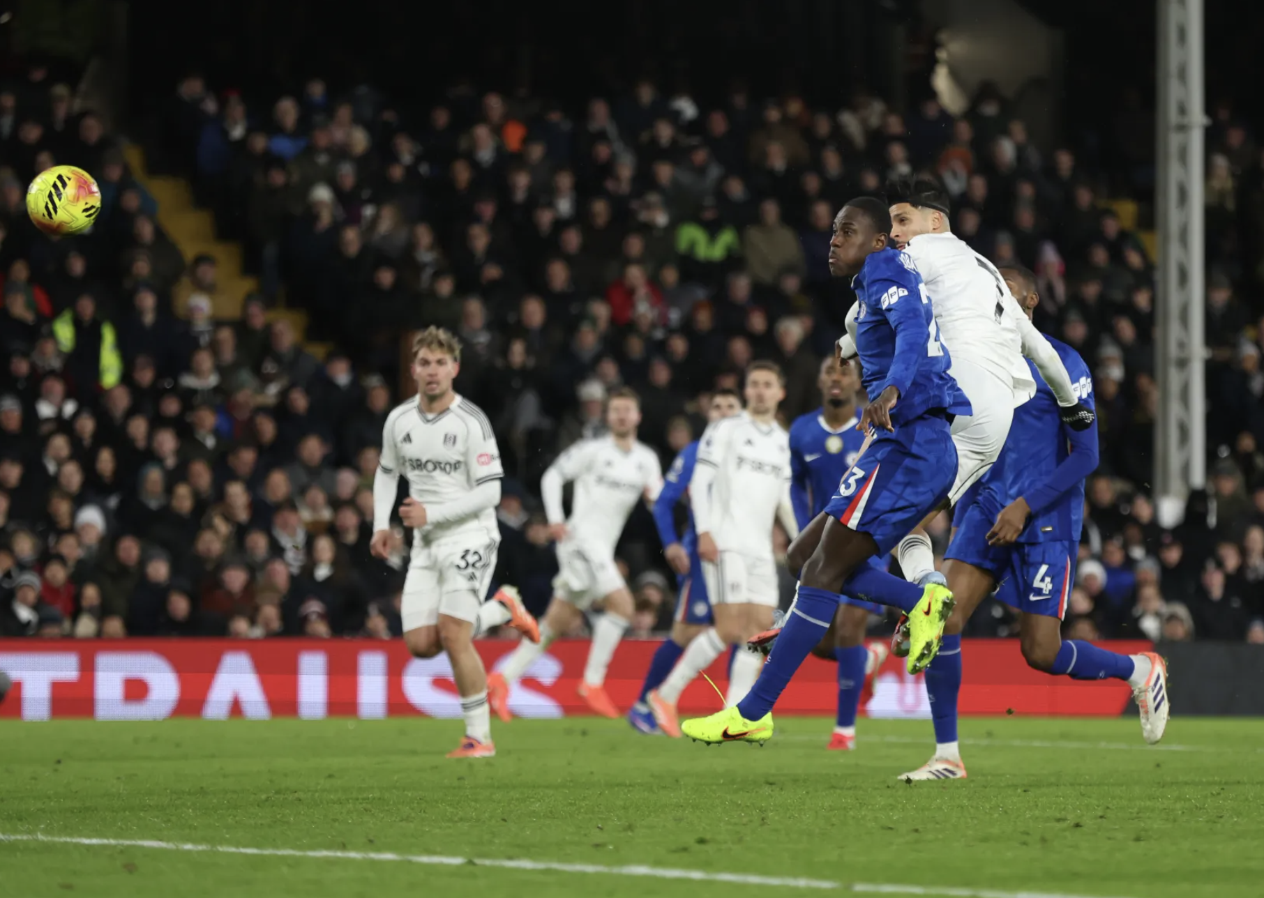 Fulham đẩy Chelsea chìm sâu trong thất vọng 3 Fulham thắng derby London, Chelsea chìm sâu trong thất vọng - Ảnh 3.