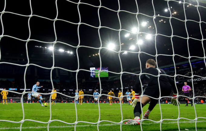 Erling Haaland đá phạt đền mở tỷ số. Ảnh: Reuters