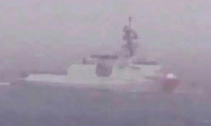 Tàu tuần duyên Mỹ bám theo tàu dầu của Nga trong ảnh công bố ngày 6/1. Ảnh: X/Osint613