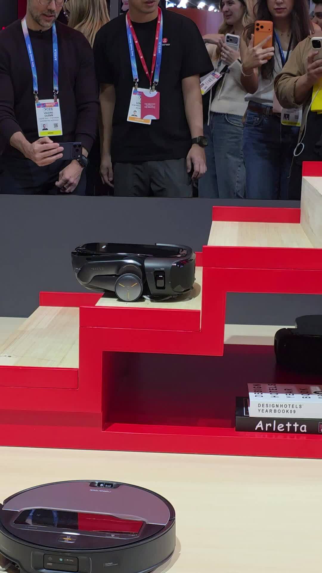 Robot hút bụi có thể leo cầu thang Roborock Saros Rover