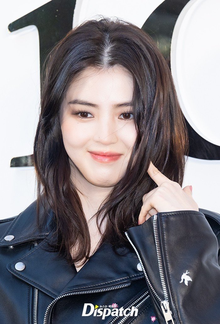 Báo Hàn khen ngợi Han So Hee có vẻ đẹp tựa nữ thần khi đến sự kiện. Cô chọn trang phục đơn giản với áo khoác da, quần jeans, khoe phong cách cá tính, cuốn hút.